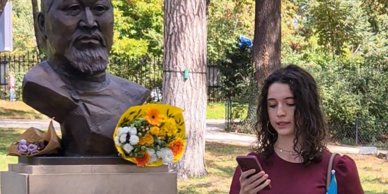 Парижде қазақ тілін насихаттап жүрген француз қыз