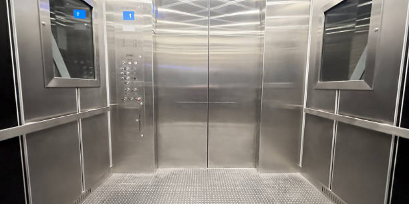 Астанада жасөспірім лифт ішінде қамалып қалды