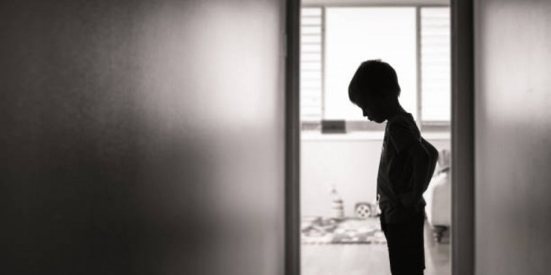 Жамбыл облысында әйел өз баласын ұрып жатқанын видеоға түсірген