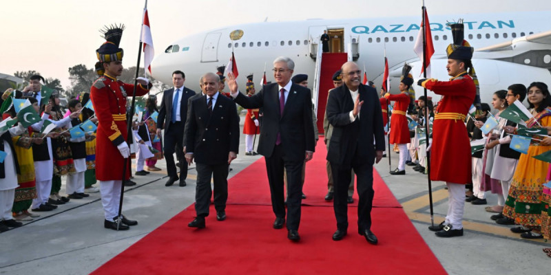 Мемлекет басшысы Пәкістанға мемлекеттік сапармен барды