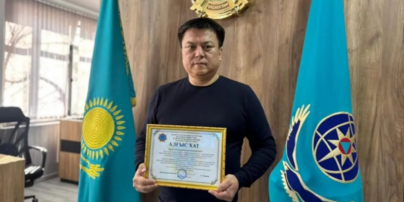 Мұз астына түсіп кеткен баланы құтқарған Тараз тұрғыны марапатталды