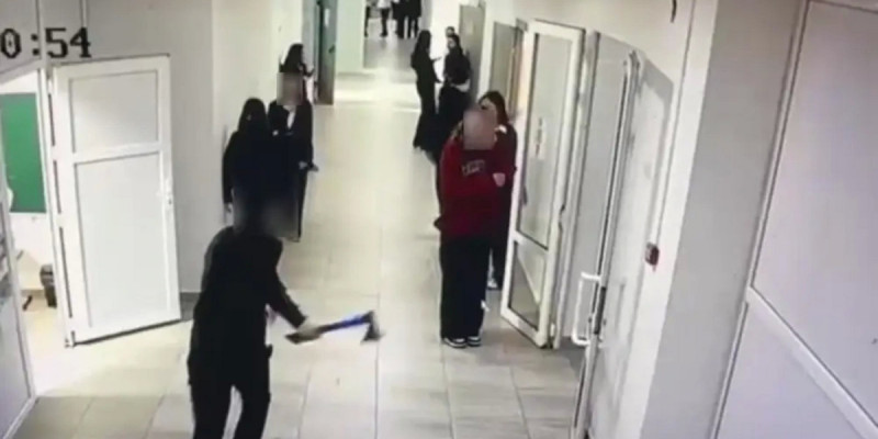 Құлсарыда оқушы мектеп ішінде балта ұстап жүгірген (ВИДЕО)