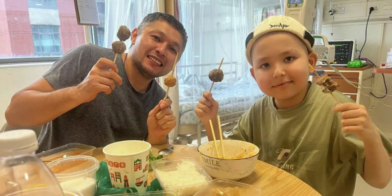 «Түсіме кірмей жүр»: Ұлының еміне жиналған ақшаны науқас балаларға үлестірген әке сырын ақтарды