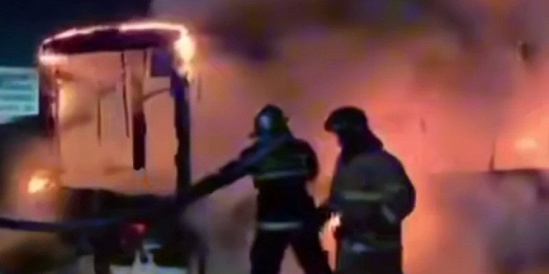 Астанада жол бойындағы автобус түгелдей жанып кетті