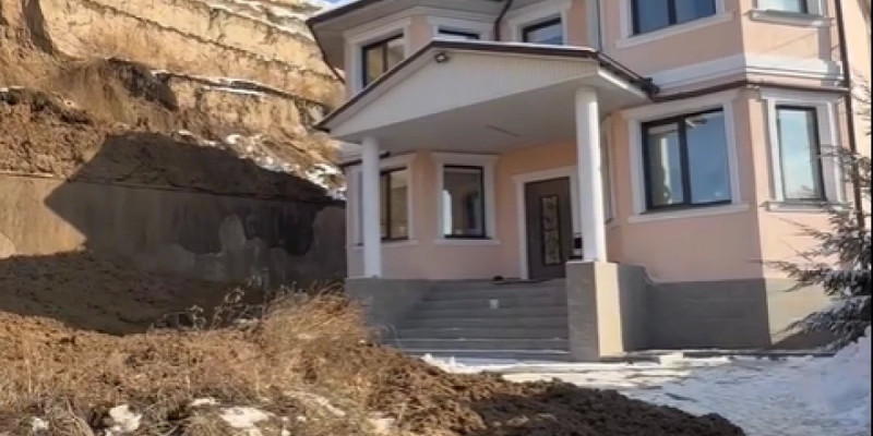 Талғар ауданында топырақ сырғып түсті: тұрғын үйлер мен көліктерге зақым келді