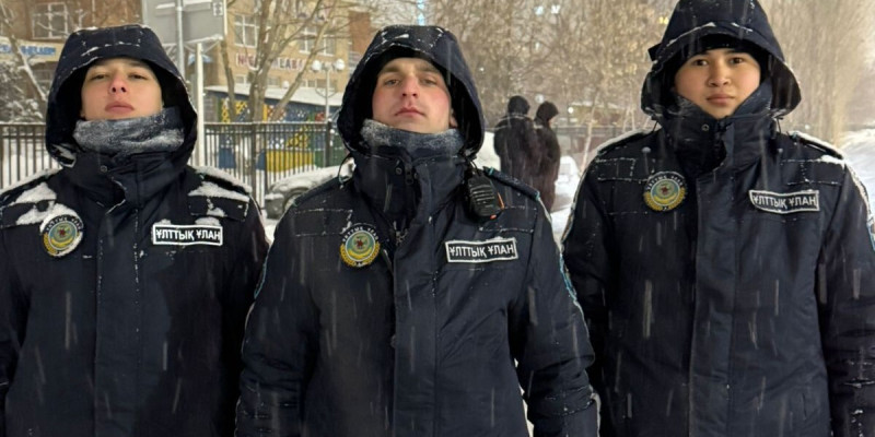 Ұлттық ұлан сарбаздары есірткі іздеген ер адамды ұстап, жоғалған телефонды тауып берді