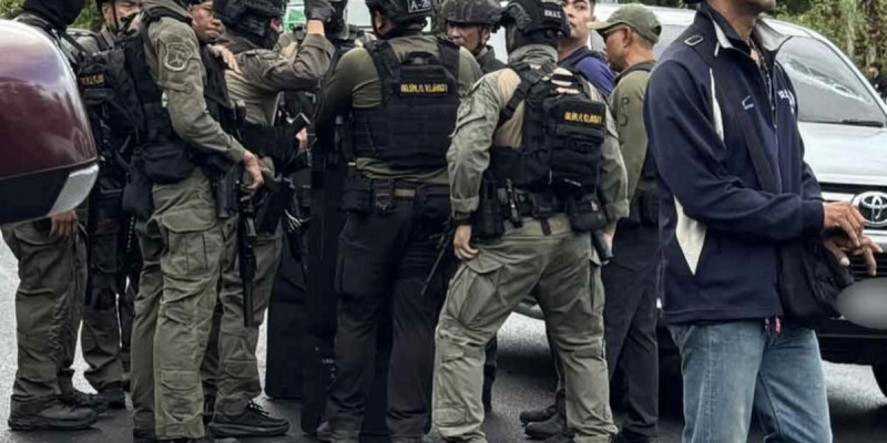 Таиландта мектепте оқ атқан белгісіз адам 300-ден астам адамды кепілге алды