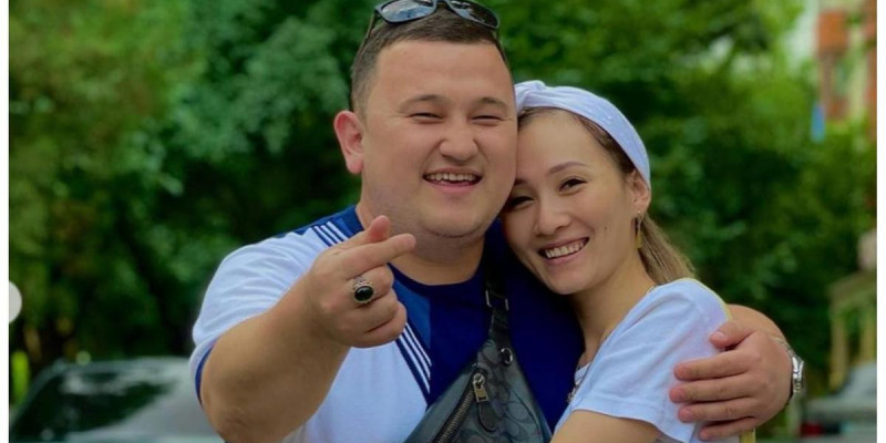 «Көшеде қырылып қалдық»: Блогер Елдос Кәдірханов жұбайына ренішін білдірді