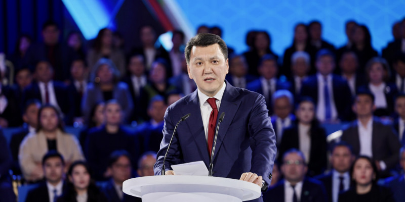 Ел дамуының жаңа бағдарын айқындайтын Конституция – Ерлан Қарин Ата Заңның басты ерекшелігін атады