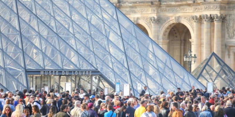 Лувр қызметкерлері мұражайды тонап келгені анықталды