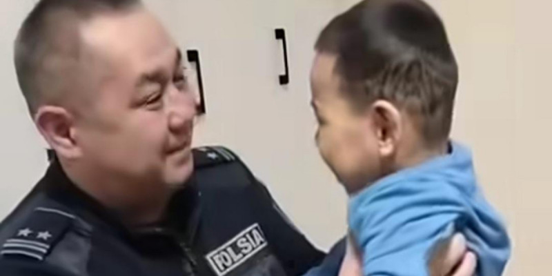 «Баласы мүгедек болған соң күйеуі тастап кеткен»: полицей жалғызбасты анаға 9 күнде пәтер алып берді (ВИДЕО)