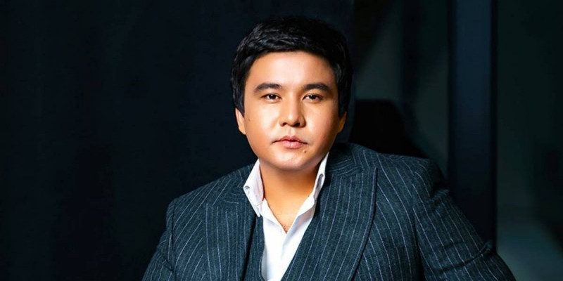 «Әйелім көп сөйлемейді»: Әнші Қанат Үмбетов көпшілікке отбасын таныстырды