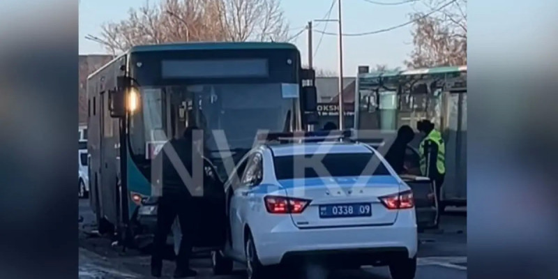 Қарағандыда екі жеңіл көлік пен автобус соқтығысты
