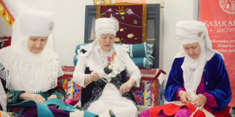 Алматыда әжелер ұзындығы 110 метр болатын сырмақ сырып жатыр