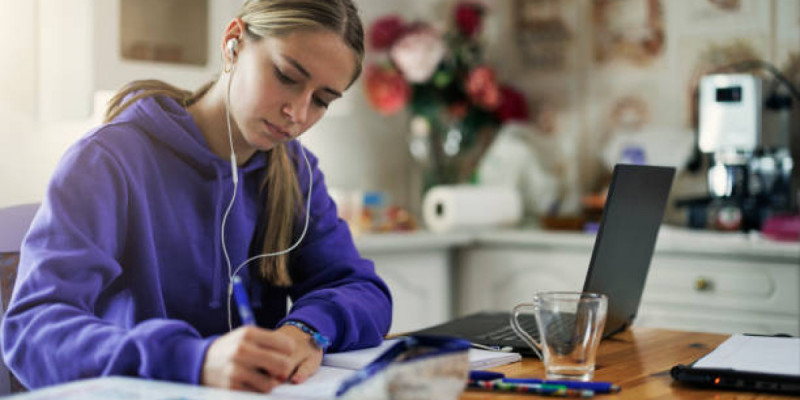 Музыка тыңдау өнімді жұмыс істеуге көмектесе ме?