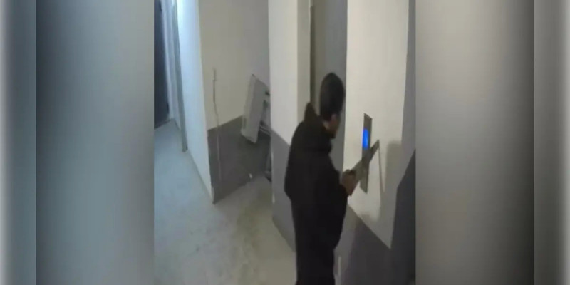 Атырауда ер адам көп қабатты үйдің тұрғындарын арамен қорқытқан