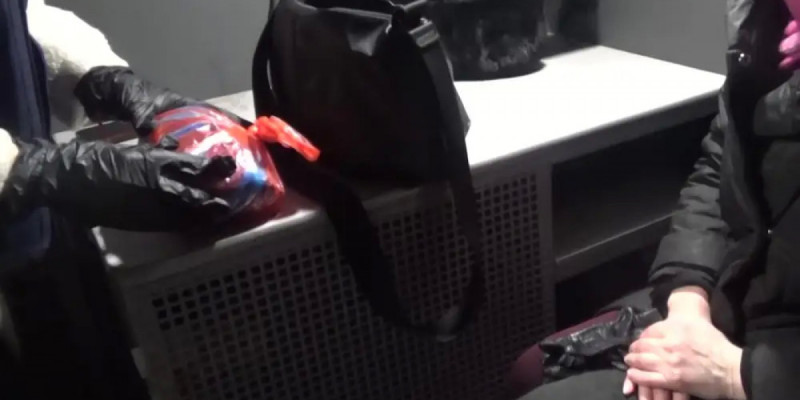 «Аялдамада ұсталды»: Астанада әйел адамның сөмкесінен 1 келі есірткі табылды