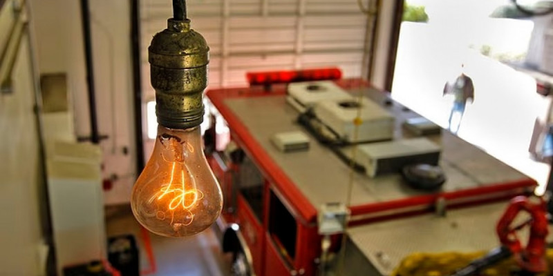 125 жыл бойы жанып тұрған шам табылды