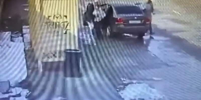 Таразда 13 жастағы қызды ер адамдар ұрлап әкетпек болды (ВИДЕО)