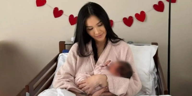 Айжан Байзақова үшінші сәбиін дүниеге әкелді