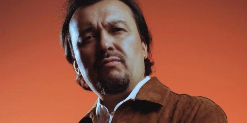 Жұбаныш Жексенұлы Джеки Чанмен бірге ән айтты