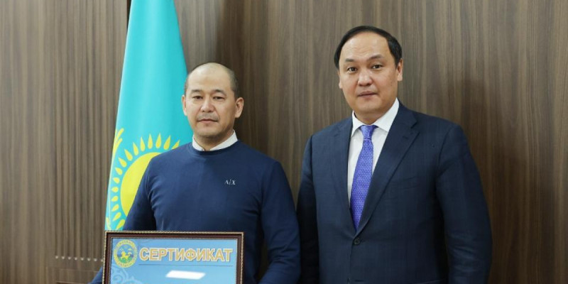 Облыс әкімі Таразда 13 жасар қызды құтқарып қалған тұрғынға сыйақы табыстады