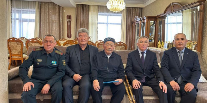 Алматы гарнизонының әскери қызметкерлері 101 жасқа толған майдангерді құттықтады