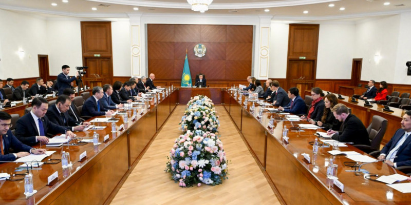 Жаңа Конституция - орнықты экономикалық өсімнің іргетасы: Олжас Бектенов Инвестициялық ахуал жөніндегі кеңес өткізді