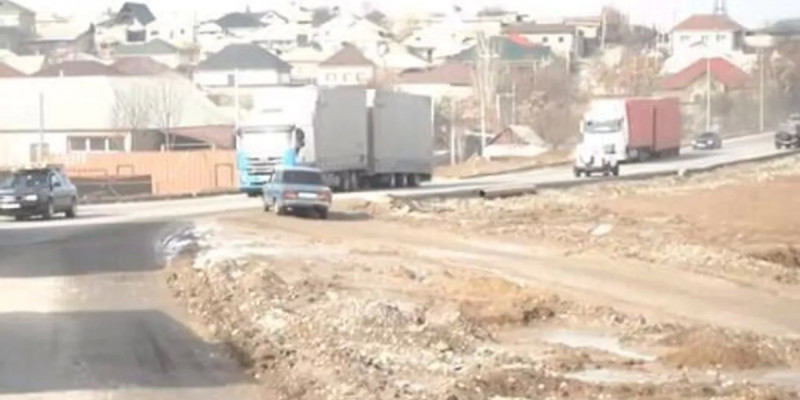 Шымкентте жауын салдарынан жаңа салынған жол опырылып түсті