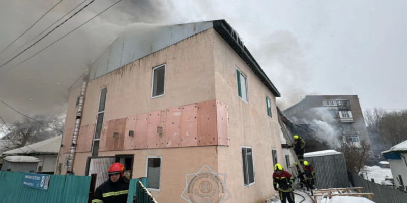 Астанада екі қабатты үйден өрт шықты