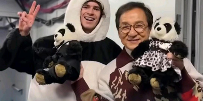 Джеки Чан Михаил Шайдоровты Олимпиададаның гала-кешінде құттықтады