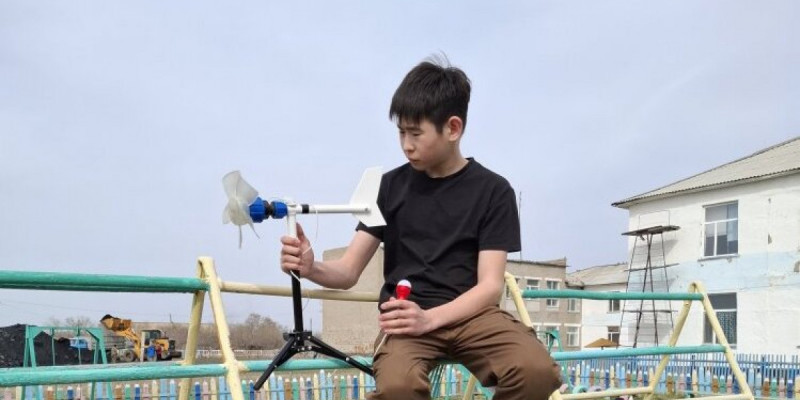 Павлодар облысында оқушы кулер мен пластиктен жел генераторын құрастырды