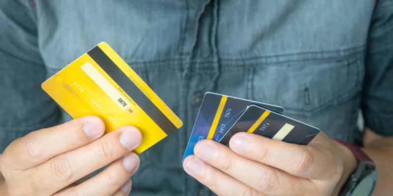 Банк картасын бөтен біреуге берген жігітке айыппұл салынды