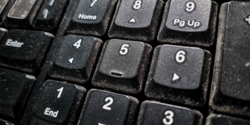 Кір пернетақта қандай ауруларға шалдықтыруы мүмкін? – дәрігер ескертті