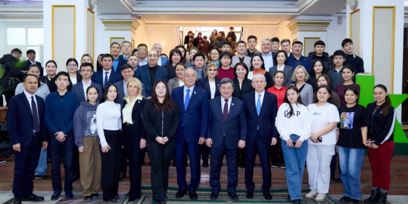 Сенат депутаттары оқытушылармен жаңа Конституцияның маңызын талқылады