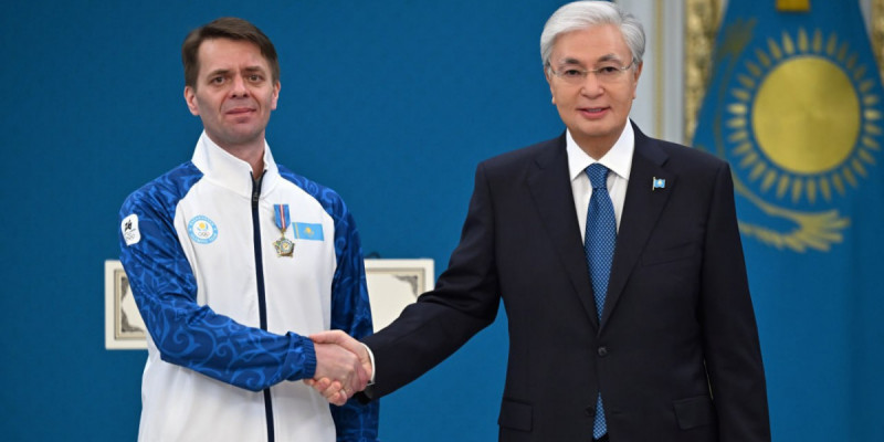 «Әкелік парызыңызды адал әрі лайықты атқардыңыз»: Президент Михаил Шайдоровтың әкесіне алғысын жеткізді