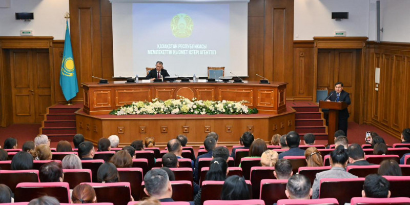 Дархан Жазықбай Ғылым және жоғары білім министрлігінің мемлекеттік қызметшілерімен кездесті