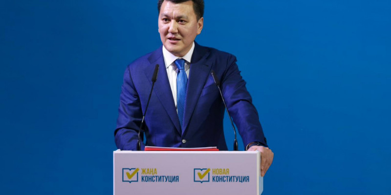 «30 жылда қоғам өзгерді»: Мемлекеттік кеңесші қолданыстағы Конституция мен жаңа Ата Заңның айырмашылығын атады