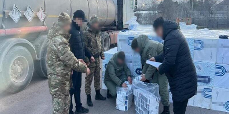 ҰҚК елге 60 млн теңгенің темекісін заңсыз өткізбек болғандарды ұстады