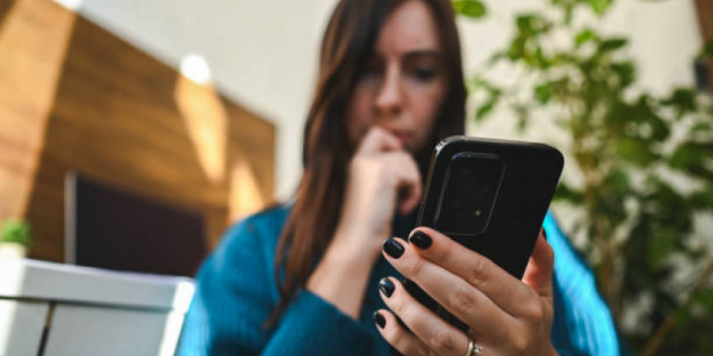 «Гүл жібереміз»: Ақтөбелік бойжеткен алаяқтарға 7,5 млн теңгесін аударып жіберген