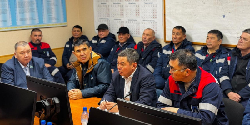 Сенат депутаттары маңғыстаулық мұнайшыларға жаңа Конституцияны таныстырды