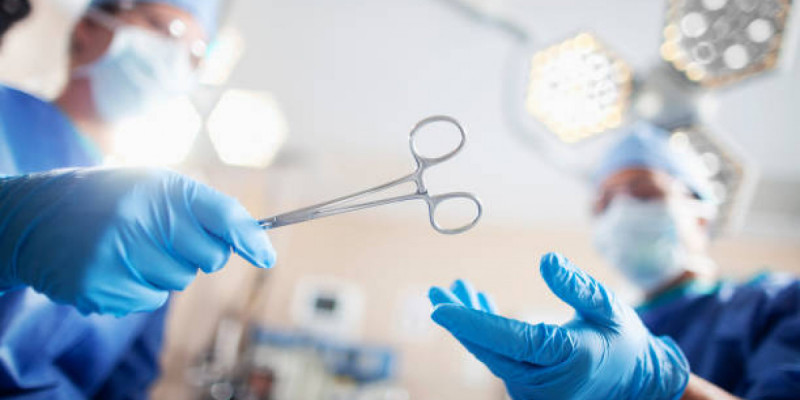 Шымкенттік дәрігерлер әйелінің бір бүйрегін алып, еріне салды