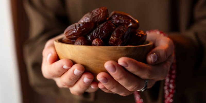 «Қайрат» пен «Тобыл» ойыны кезінде жанкүйерлерге ауыз ашу үшін су мен құрма таратылады