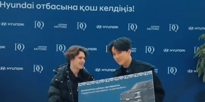 "Мишабай, жаңа рекордтар тілеймін": Димаш Құдайберген Михаил Шайдоровқа көлік кілтін табыстады (ВИДЕО)