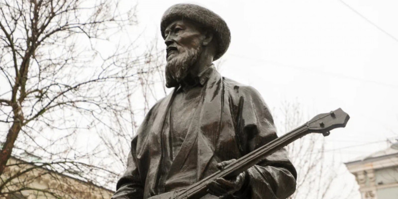 Санкт-Петербургте Жамбыл Жабаевтың ескерткішіне гүл шоқтары қойылды