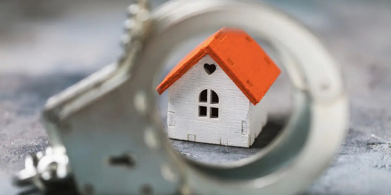 «Кезексіз үй алып береміз»: Семейде ерлі-зайыпты алаяқтар жергілікті тұрғыннан 5 млн теңге алған