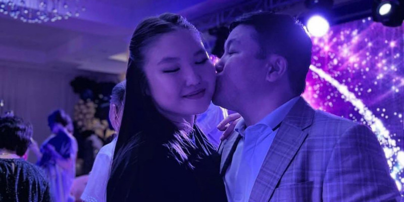 «Үйге қатты қайтқым келеді»: Тұрсынбек Қабатовтың Дубайда оқып жүрген қызы