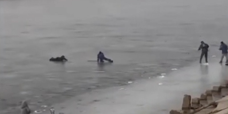 Атырауда ер адам мұз астына түсіп кетті