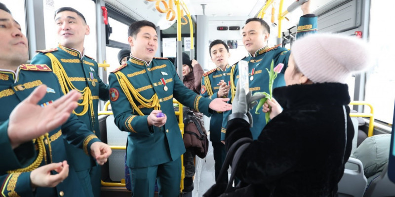 Ұлттық ұланның Ерлер хоры елордалық аруларды құттықтады