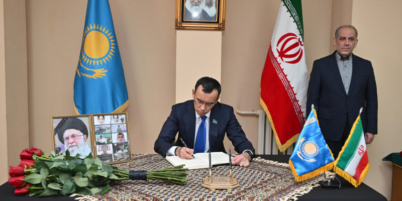 Сенат төрағасы Иран елшілігінде көңіл айту кітабына жазба қалдырды